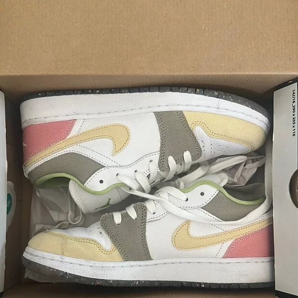 Jordan low tops kids 6 1/2 - Picture 1 of 4